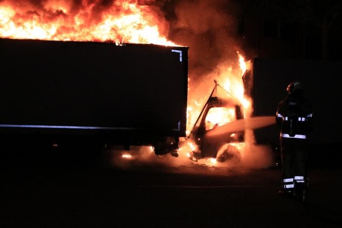 Twee vrachtwagens verwoest door brand
