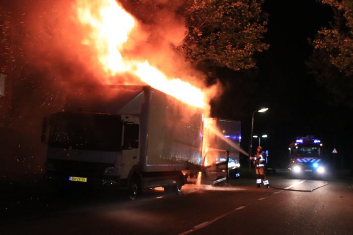 Twee vrachtwagens verwoest door brand
