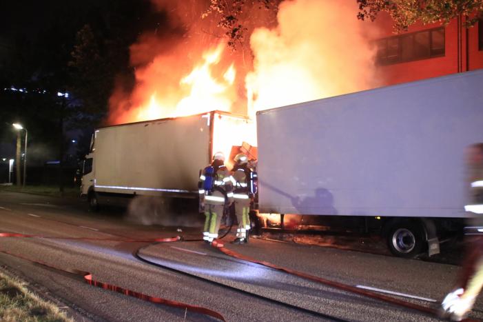 Twee vrachtwagens verwoest door brand
