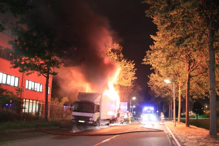 Twee vrachtwagens verwoest door brand