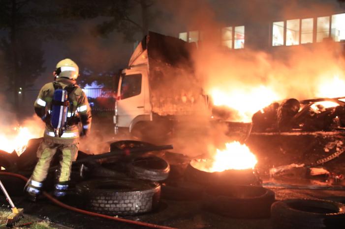 Twee vrachtwagens verwoest door brand