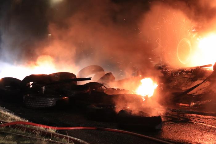 Twee vrachtwagens verwoest door brand