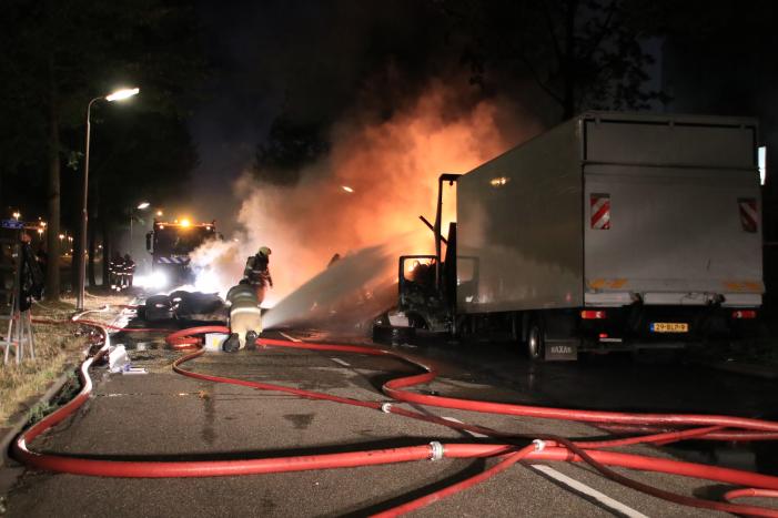Twee vrachtwagens verwoest door brand