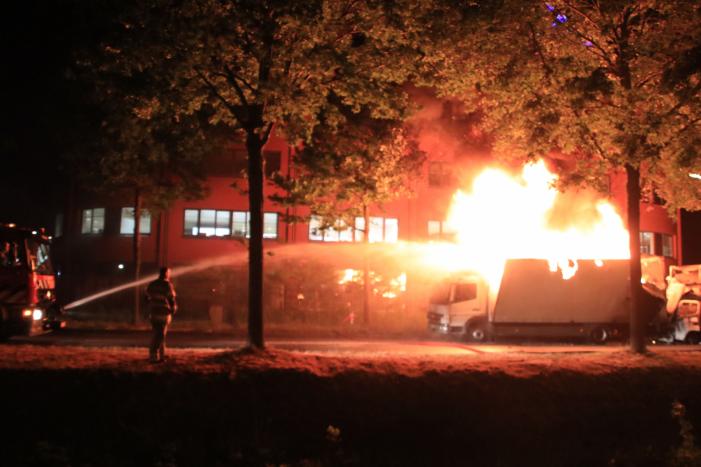 Twee vrachtwagens verwoest door brand