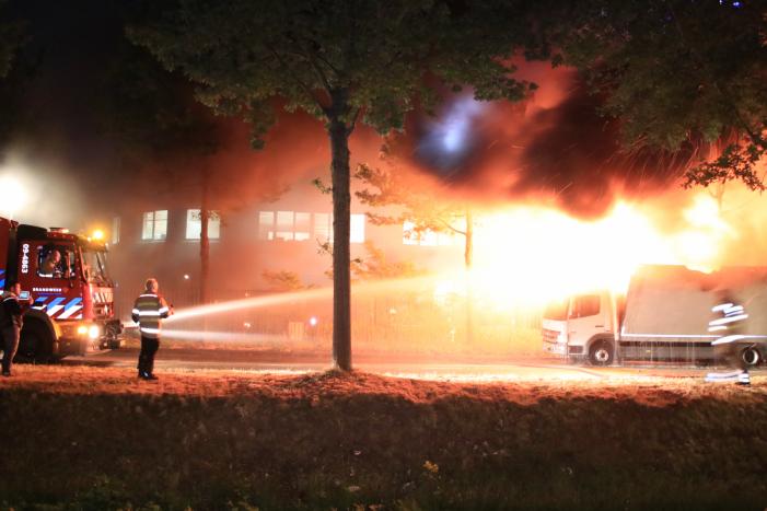Twee vrachtwagens verwoest door brand