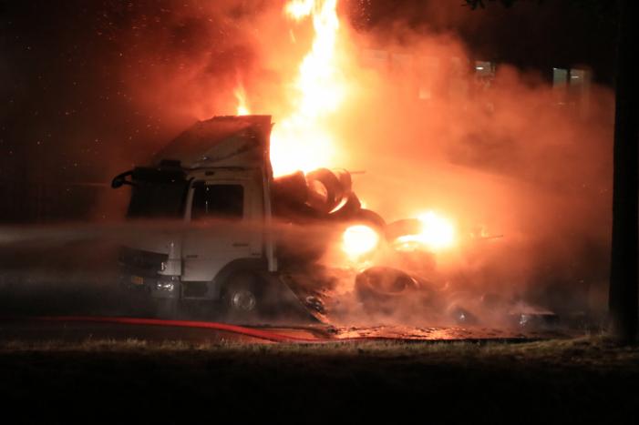 Twee vrachtwagens verwoest door brand