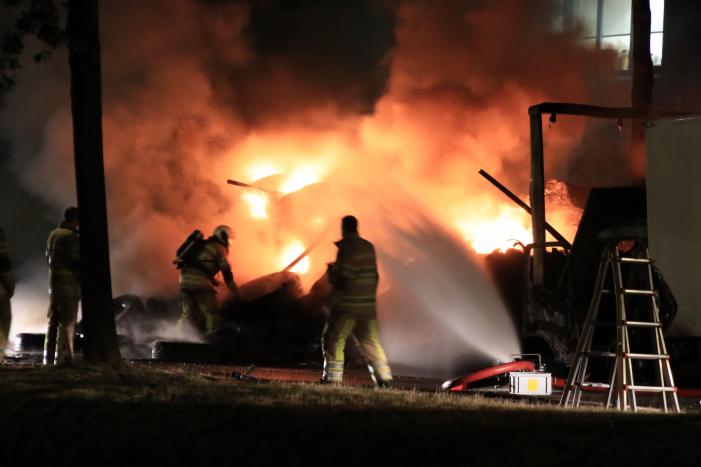 Twee vrachtwagens verwoest door brand
