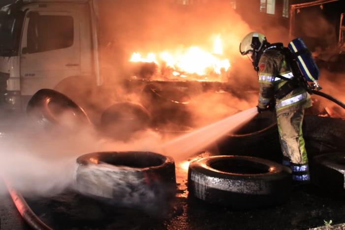 Twee vrachtwagens verwoest door brand
