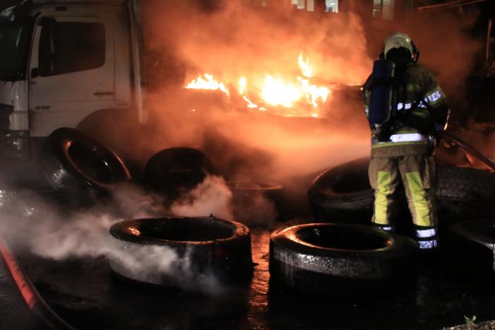 Twee vrachtwagens verwoest door brand