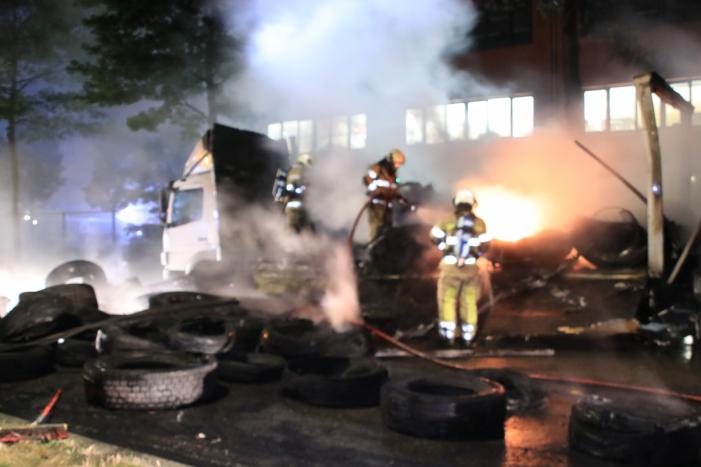 Twee vrachtwagens verwoest door brand