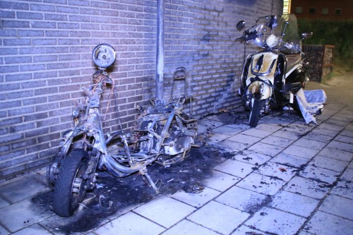 Auto en scooter verwoest door verschillende branden