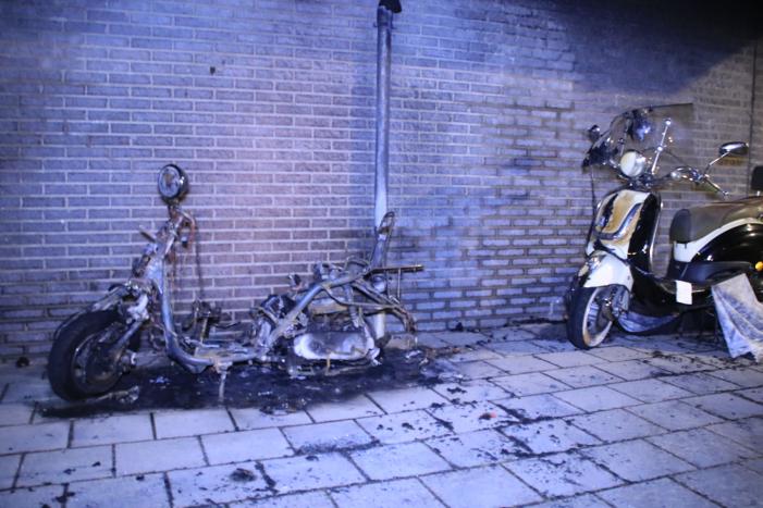Auto en scooter verwoest door verschillende branden