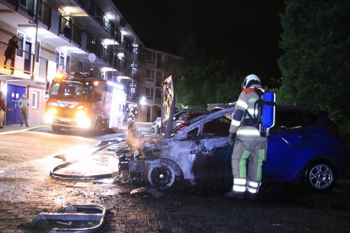 Auto en scooter verwoest door verschillende branden