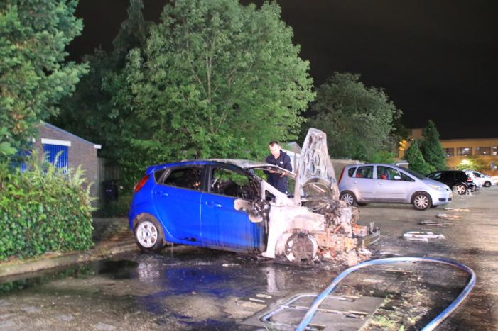 Auto en scooter verwoest door verschillende branden