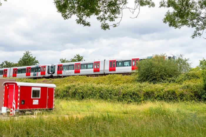 Vrouw met verward gedrag van spoor gehaald