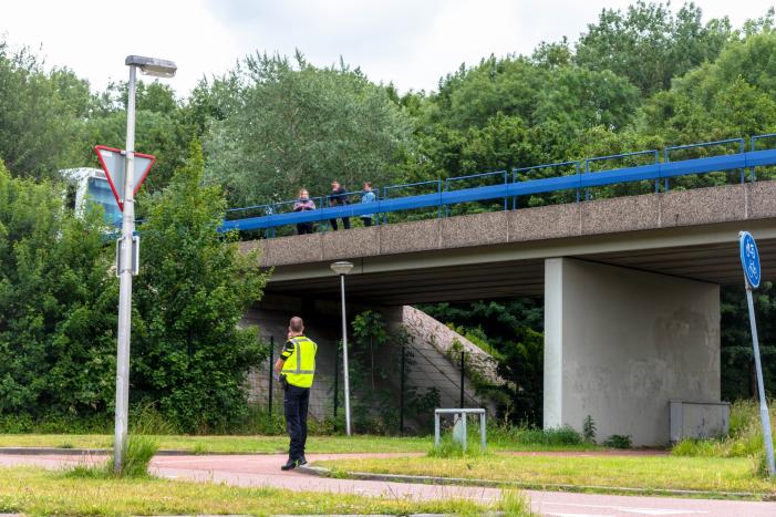 Vrouw met verward gedrag van spoor gehaald