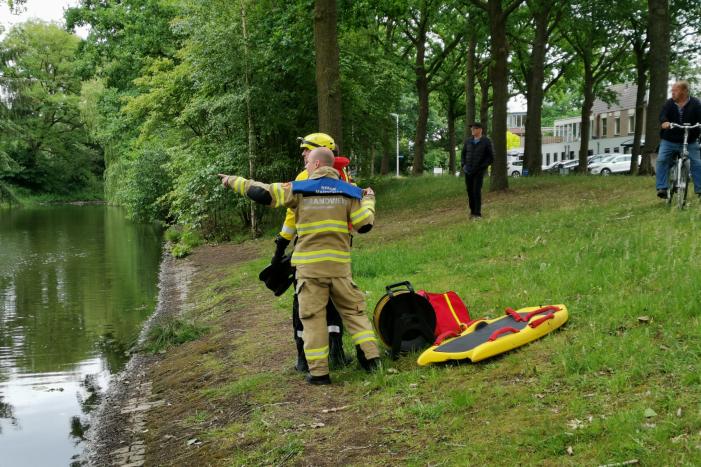 Aalscholver gaat met vishengel vandoor