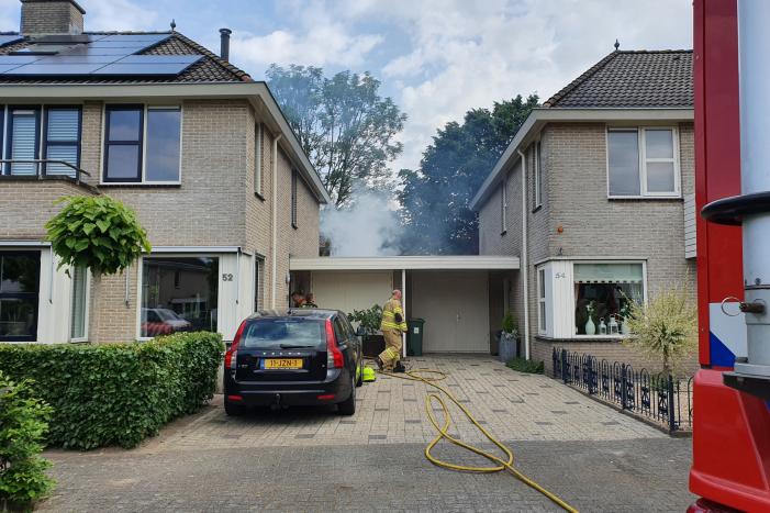 Veel rook bij brand achter garage