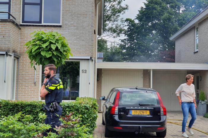 Veel rook bij brand achter garage