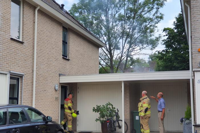 Veel rook bij brand achter garage