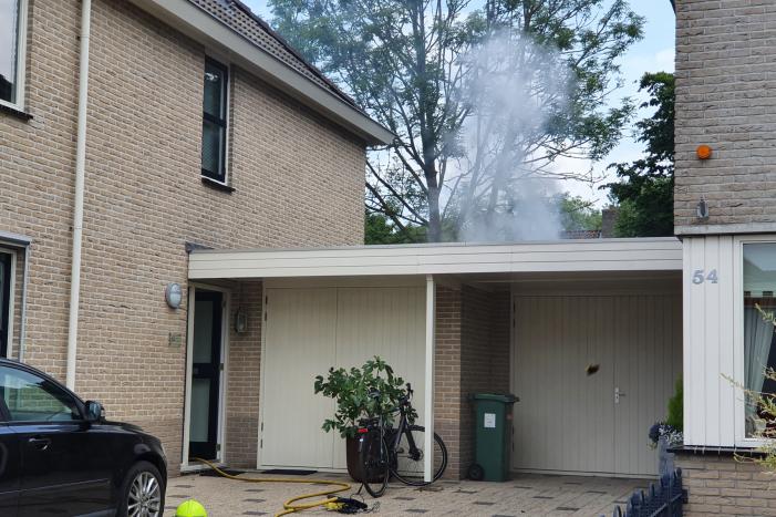 Veel rook bij brand achter garage
