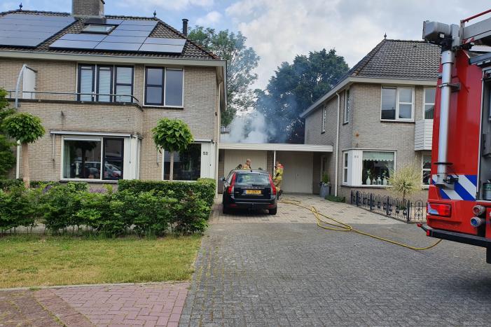 Veel rook bij brand achter garage
