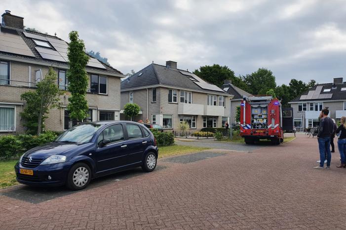 Veel rook bij brand achter garage