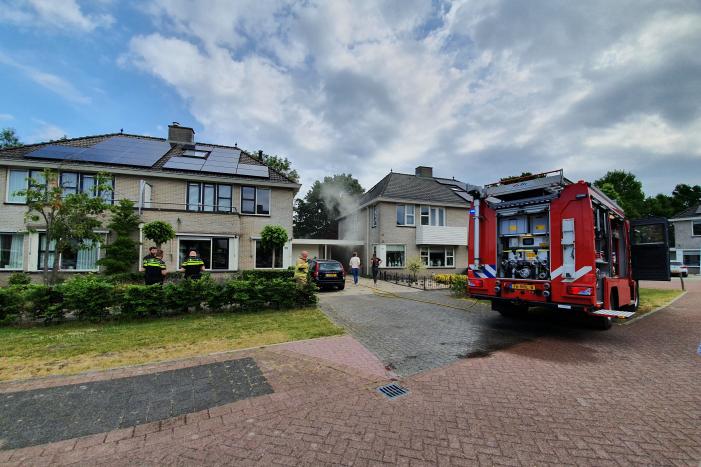 Veel rook bij brand achter garage