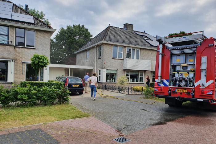 Veel rook bij brand achter garage