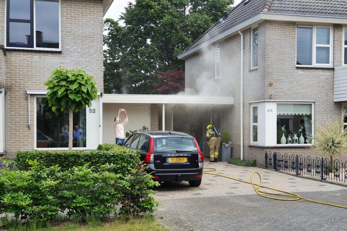 Veel rook bij brand achter garage