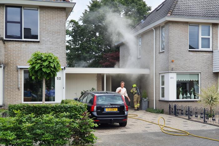 Veel rook bij brand achter garage