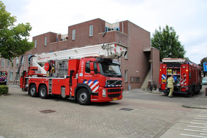 Gloednieuw dak van woning opengezaagd na brand