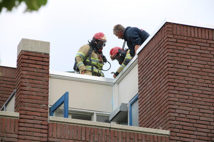 Gloednieuw dak van woning opengezaagd na brand