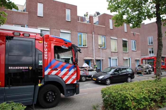 Gloednieuw dak van woning opengezaagd na brand