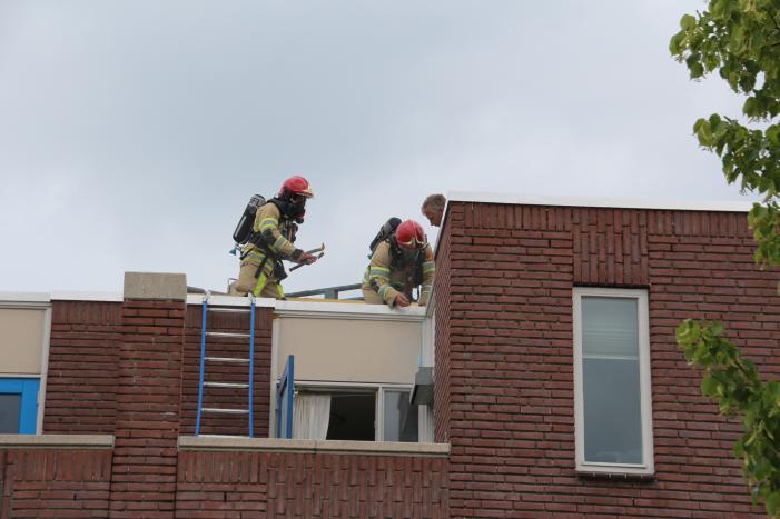 Gloednieuw dak van woning opengezaagd na brand