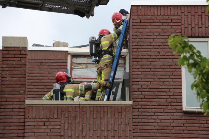 Gloednieuw dak van woning opengezaagd na brand