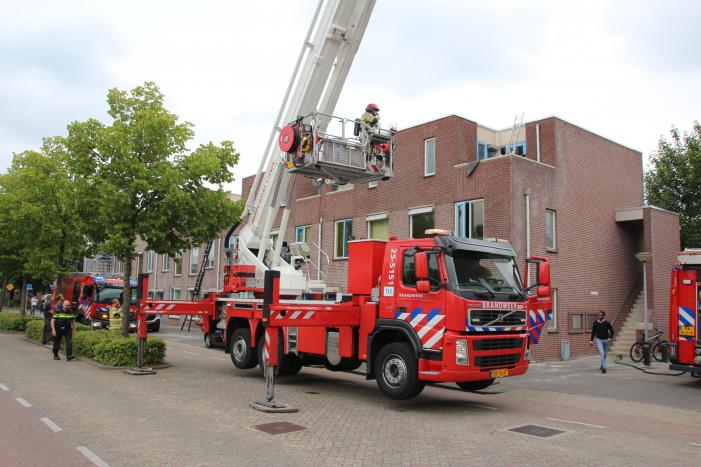 Gloednieuw dak van woning opengezaagd na brand