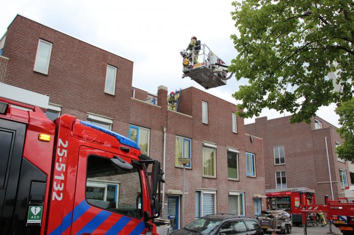 Gloednieuw dak van woning opengezaagd na brand