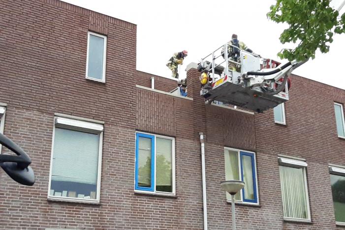 Gloednieuw dak van woning opengezaagd na brand