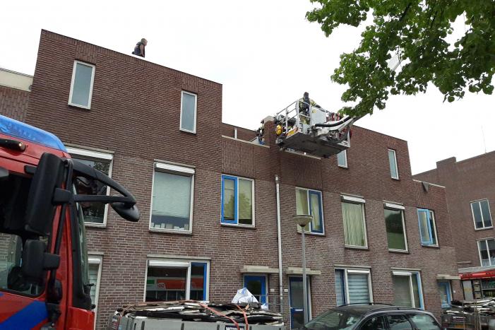 Gloednieuw dak van woning opengezaagd na brand