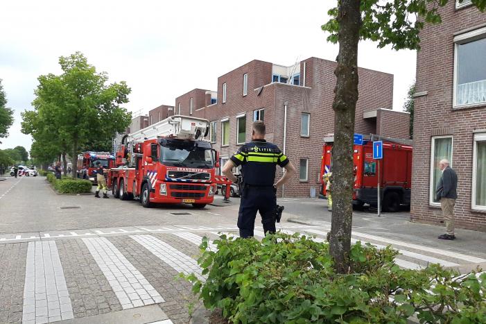 Gloednieuw dak van woning opengezaagd na brand