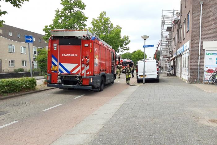 Gloednieuw dak van woning opengezaagd na brand