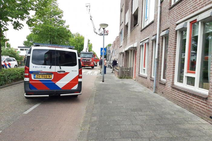 Gloednieuw dak van woning opengezaagd na brand