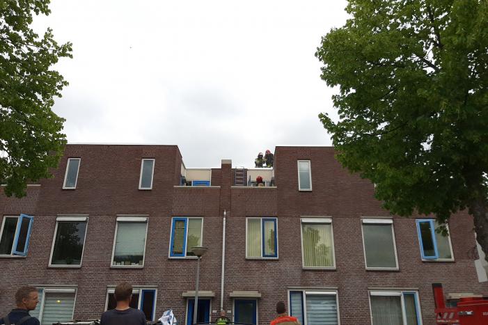 Gloednieuw dak van woning opengezaagd na brand