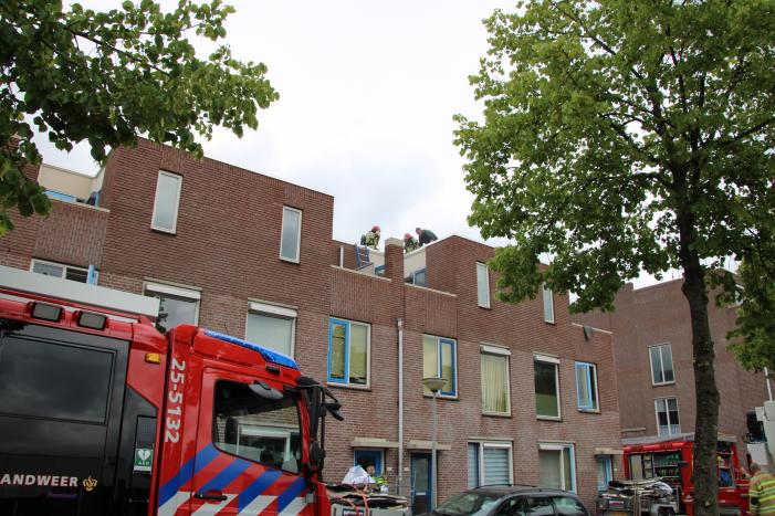 Gloednieuw dak van woning opengezaagd na brand