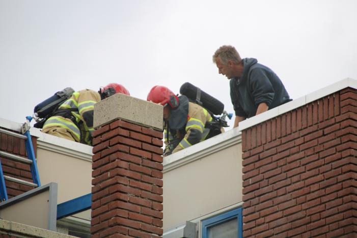 Gloednieuw dak van woning opengezaagd na brand