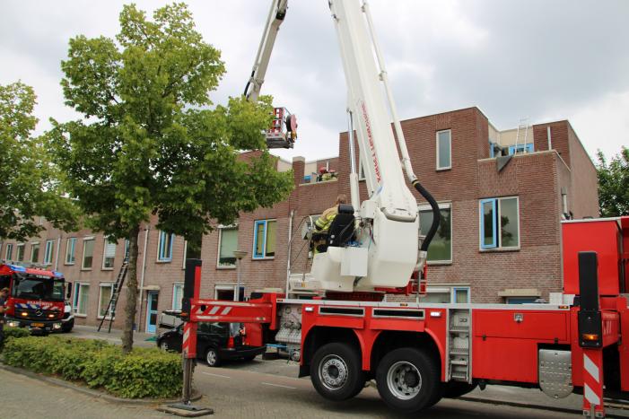 Gloednieuw dak van woning opengezaagd na brand