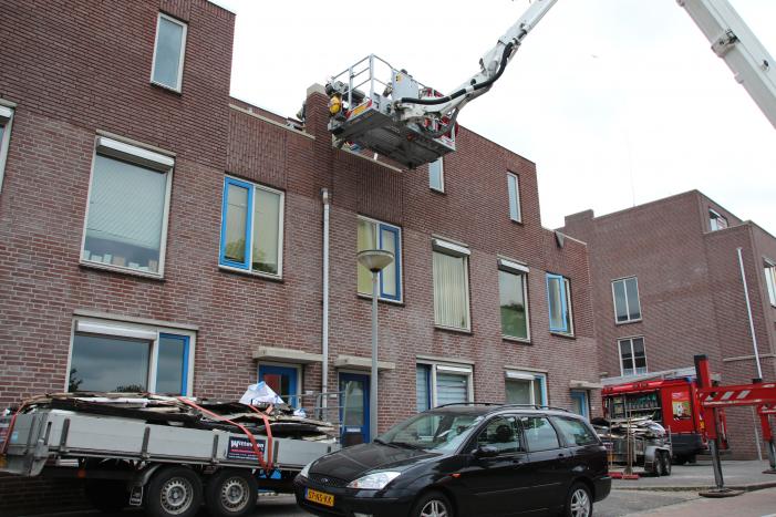 Gloednieuw dak van woning opengezaagd na brand