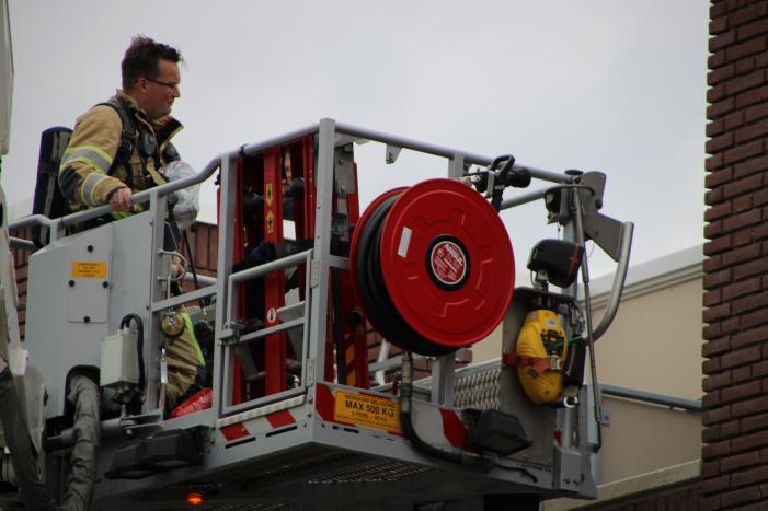 Gloednieuw dak van woning opengezaagd na brand