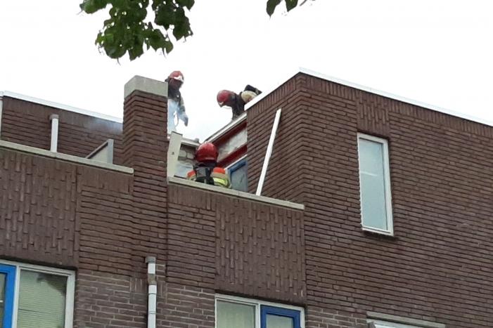 Gloednieuw dak van woning opengezaagd na brand
